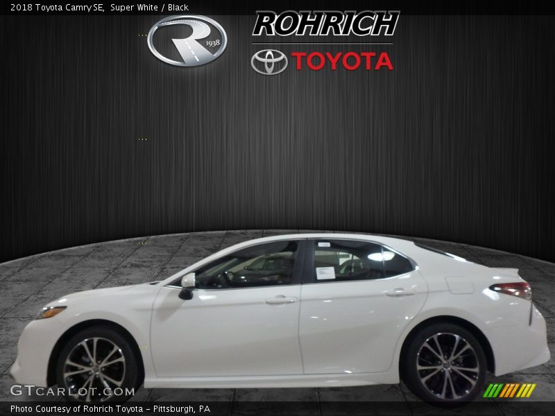 Super White / Black 2018 Toyota Camry SE