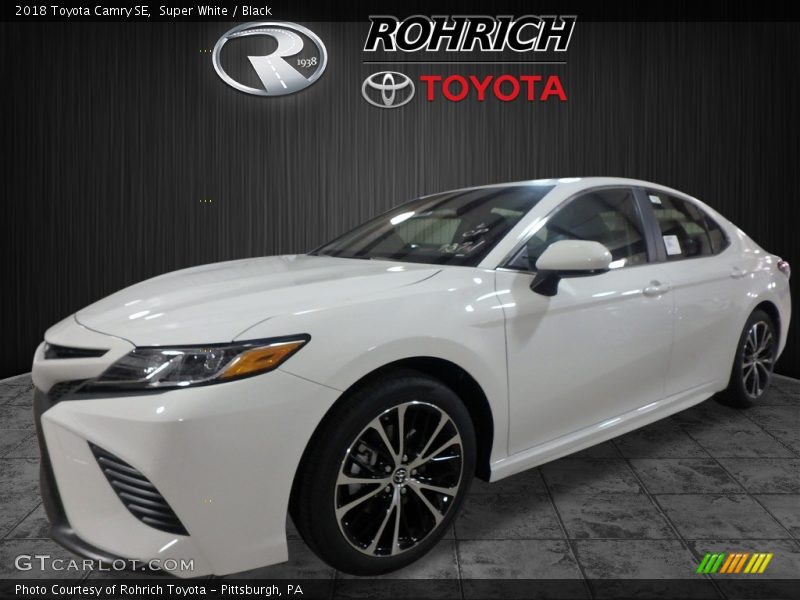Super White / Black 2018 Toyota Camry SE