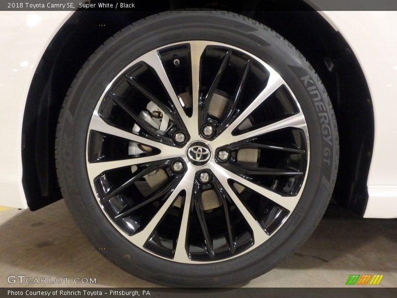 Super White / Black 2018 Toyota Camry SE