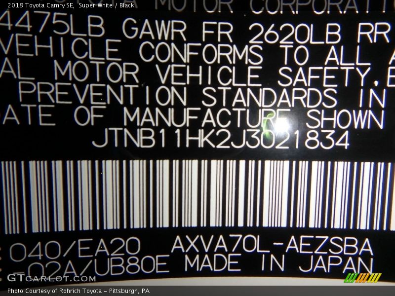 Super White / Black 2018 Toyota Camry SE