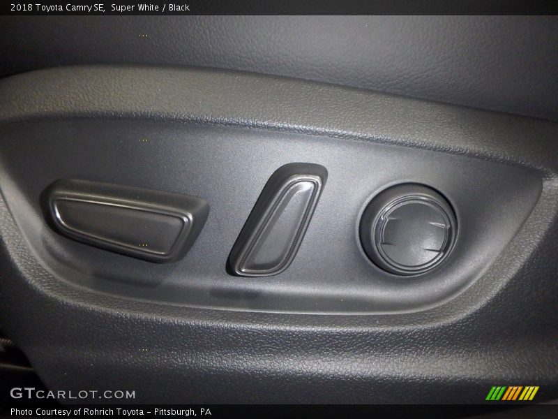 Super White / Black 2018 Toyota Camry SE