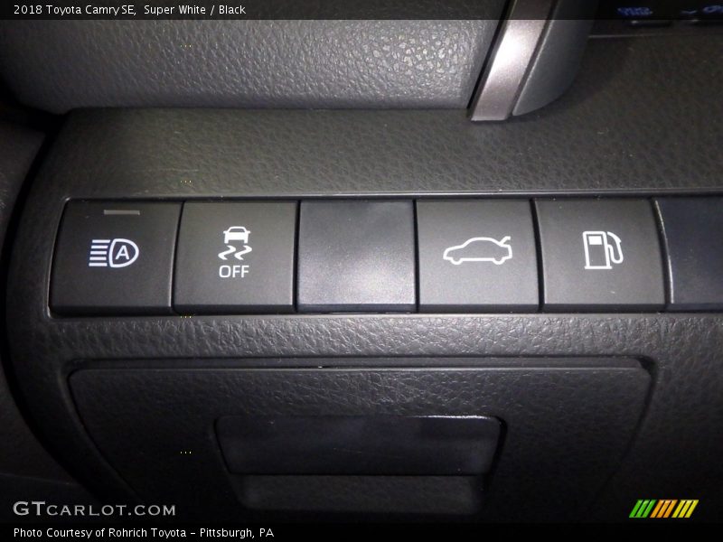 Super White / Black 2018 Toyota Camry SE