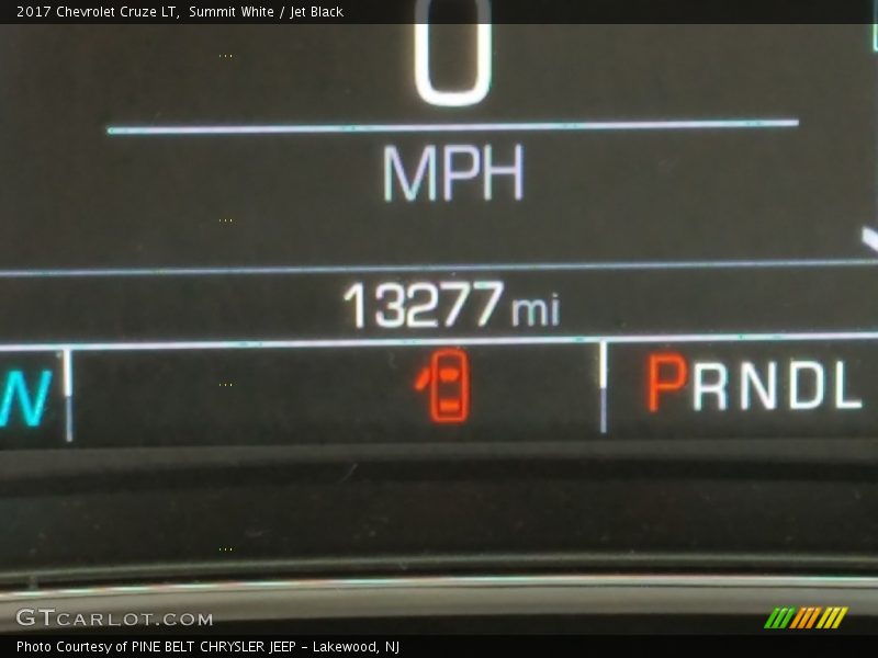 Summit White / Jet Black 2017 Chevrolet Cruze LT