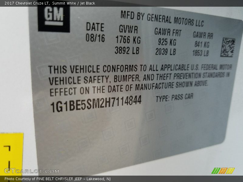 Summit White / Jet Black 2017 Chevrolet Cruze LT