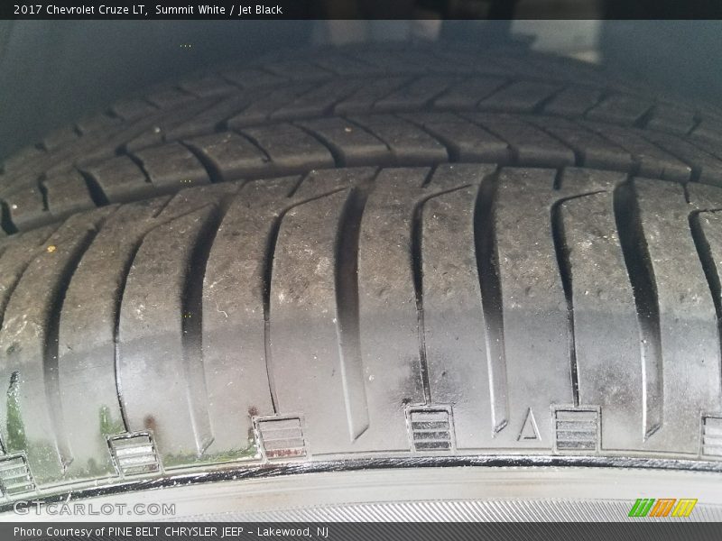 Summit White / Jet Black 2017 Chevrolet Cruze LT