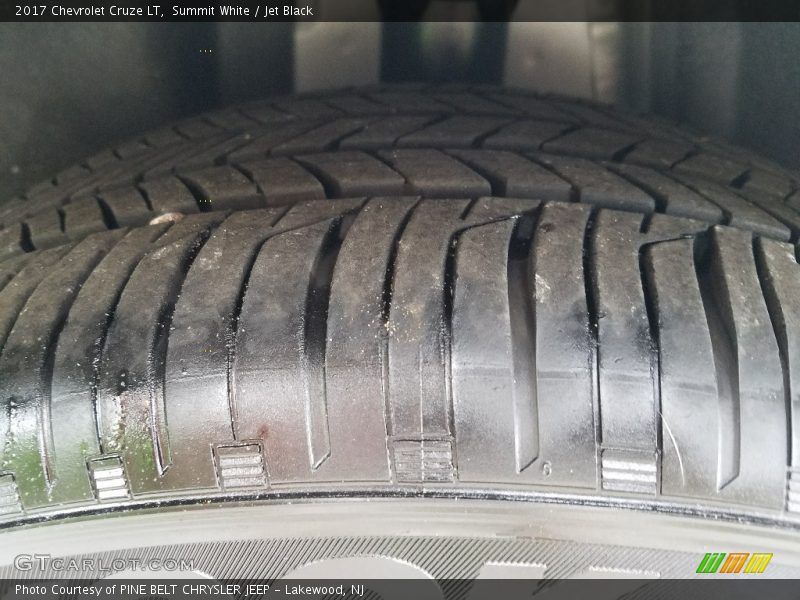 Summit White / Jet Black 2017 Chevrolet Cruze LT