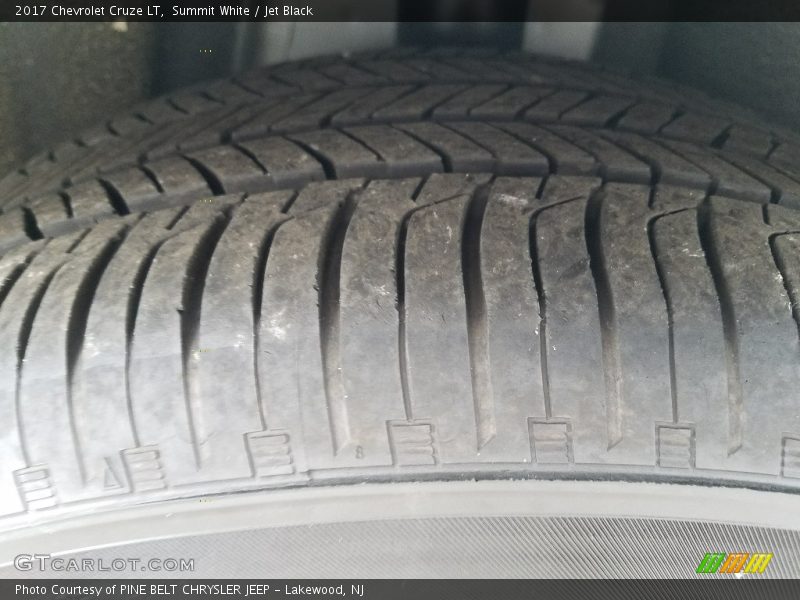 Summit White / Jet Black 2017 Chevrolet Cruze LT