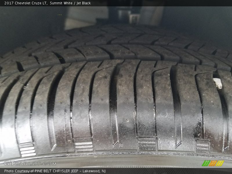 Summit White / Jet Black 2017 Chevrolet Cruze LT