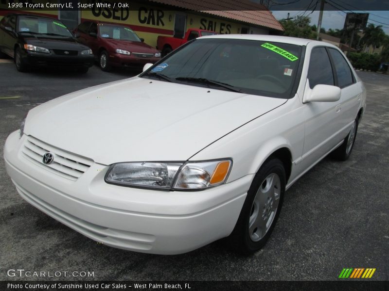 Super White / Oak 1998 Toyota Camry LE