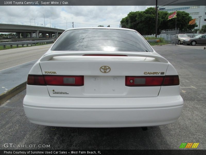 Super White / Oak 1998 Toyota Camry LE