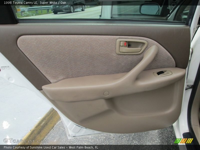 Super White / Oak 1998 Toyota Camry LE