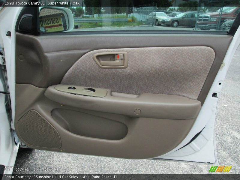 Super White / Oak 1998 Toyota Camry LE