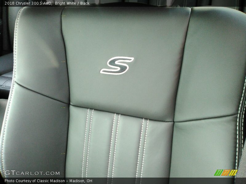 Bright White / Black 2018 Chrysler 300 S AWD