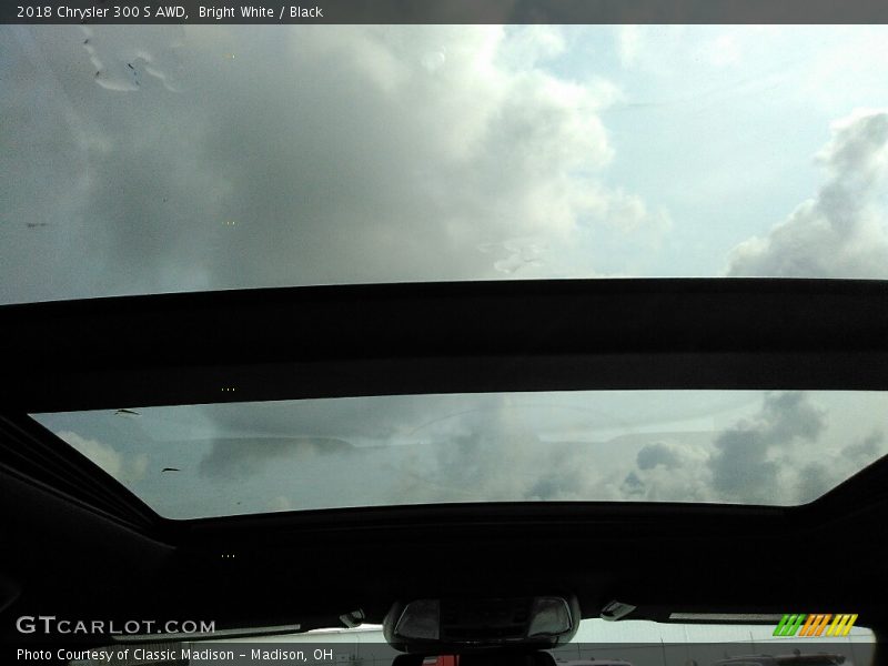 Bright White / Black 2018 Chrysler 300 S AWD