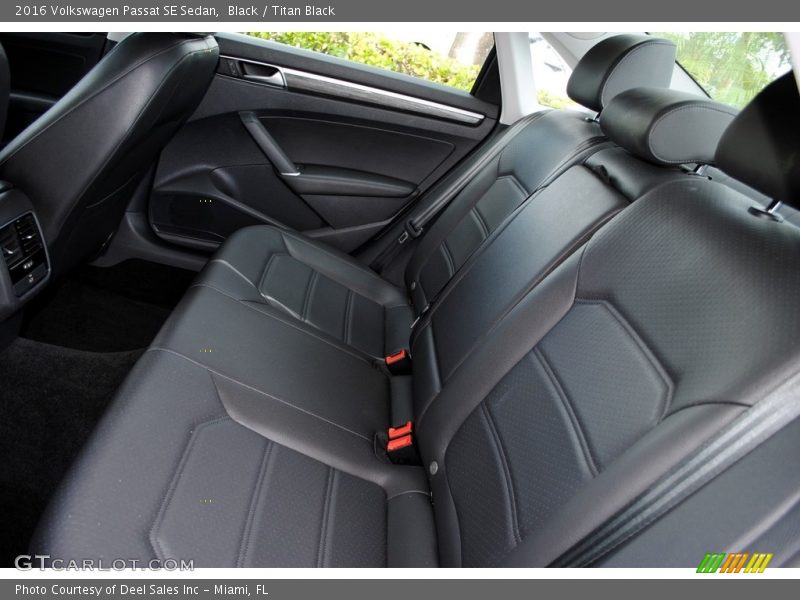 Black / Titan Black 2016 Volkswagen Passat SE Sedan