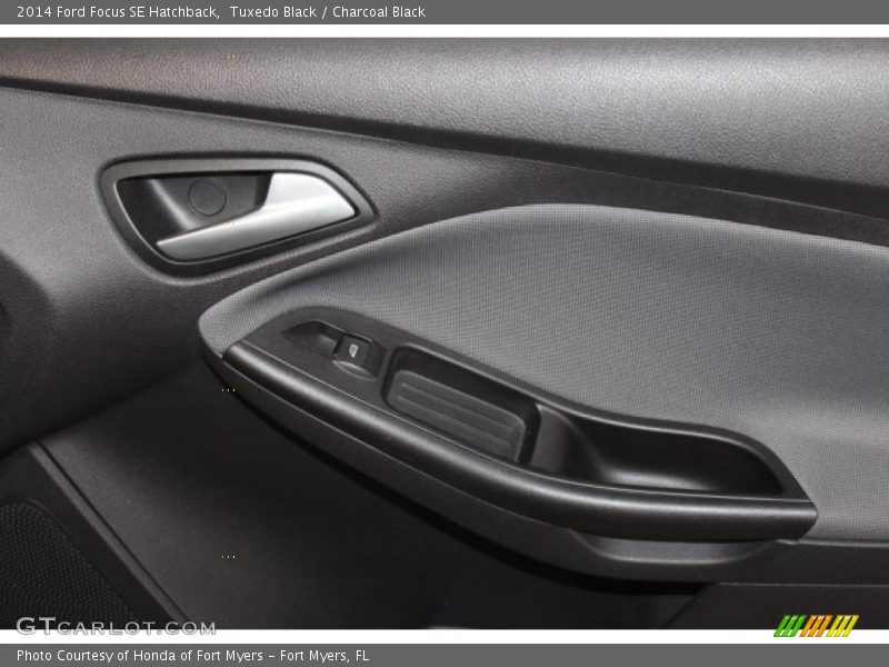 Tuxedo Black / Charcoal Black 2014 Ford Focus SE Hatchback