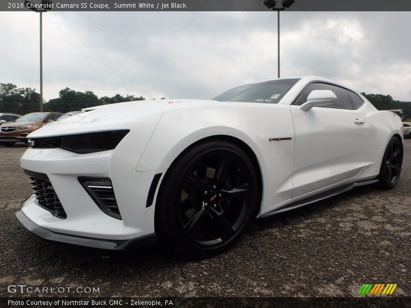 Front 3/4 View of 2016 Camaro SS Coupe
