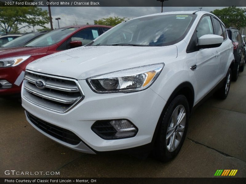 Oxford White / Charcoal Black 2017 Ford Escape SE