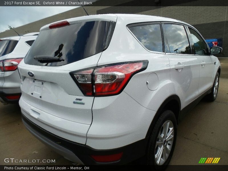 Oxford White / Charcoal Black 2017 Ford Escape SE