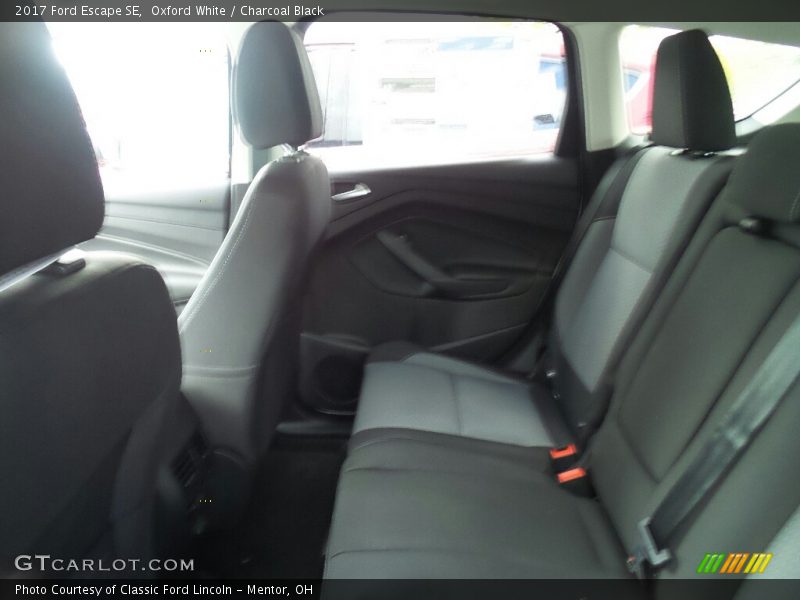 Oxford White / Charcoal Black 2017 Ford Escape SE