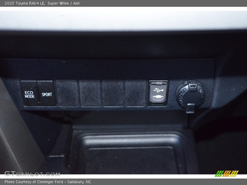 Super White / Ash 2015 Toyota RAV4 LE