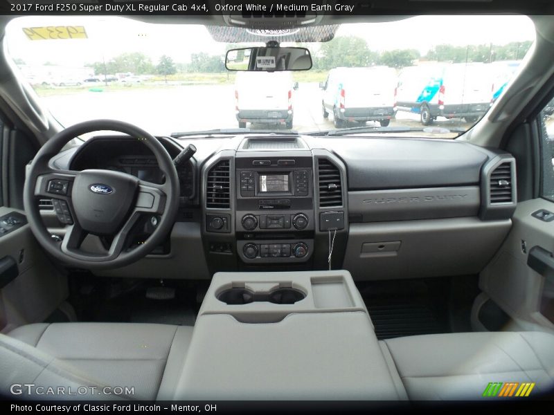 Oxford White / Medium Earth Gray 2017 Ford F250 Super Duty XL Regular Cab 4x4