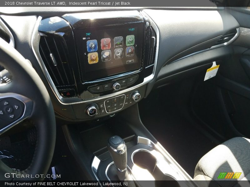 Iridescent Pearl Tricoat / Jet Black 2018 Chevrolet Traverse LT AWD