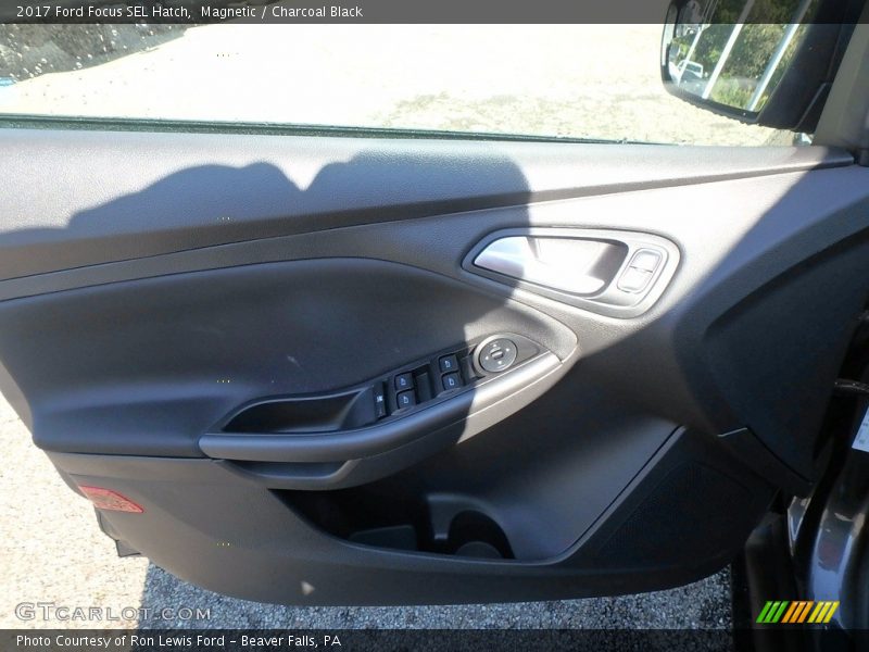 Magnetic / Charcoal Black 2017 Ford Focus SEL Hatch