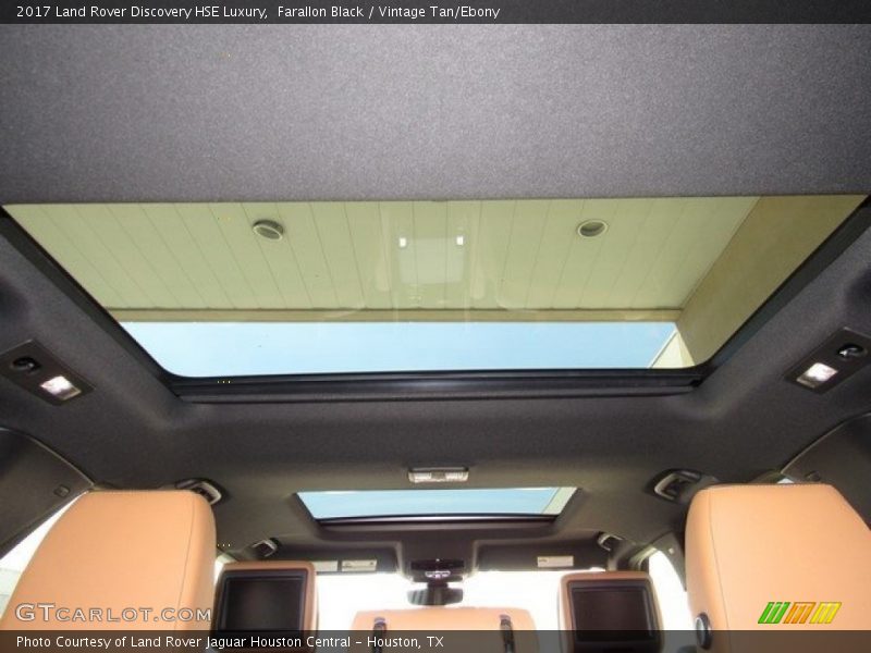 Sunroof of 2017 Discovery HSE Luxury