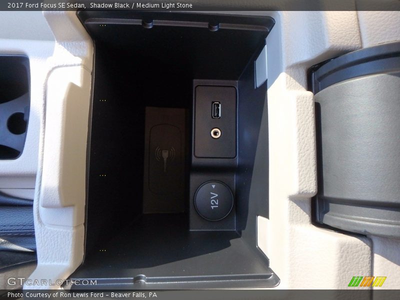 Shadow Black / Medium Light Stone 2017 Ford Focus SE Sedan