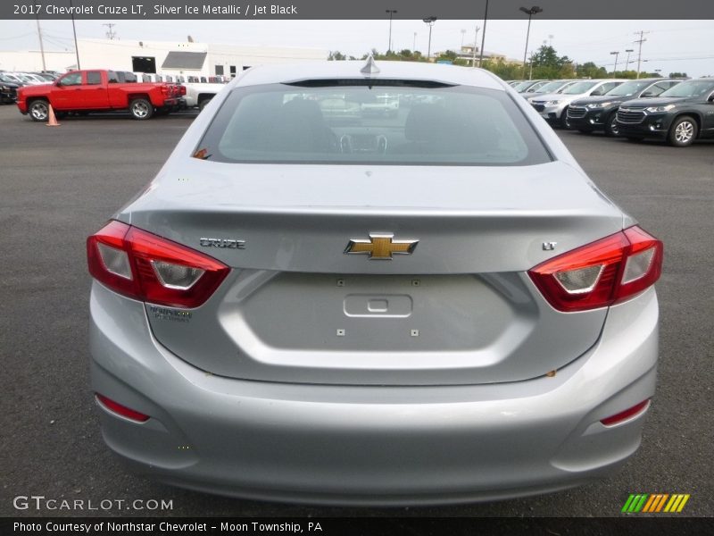 Silver Ice Metallic / Jet Black 2017 Chevrolet Cruze LT