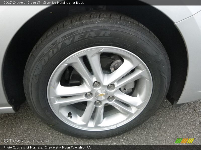 Silver Ice Metallic / Jet Black 2017 Chevrolet Cruze LT