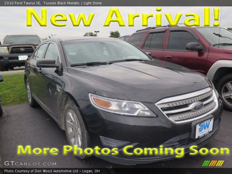 Tuxedo Black Metallic / Light Stone 2010 Ford Taurus SE
