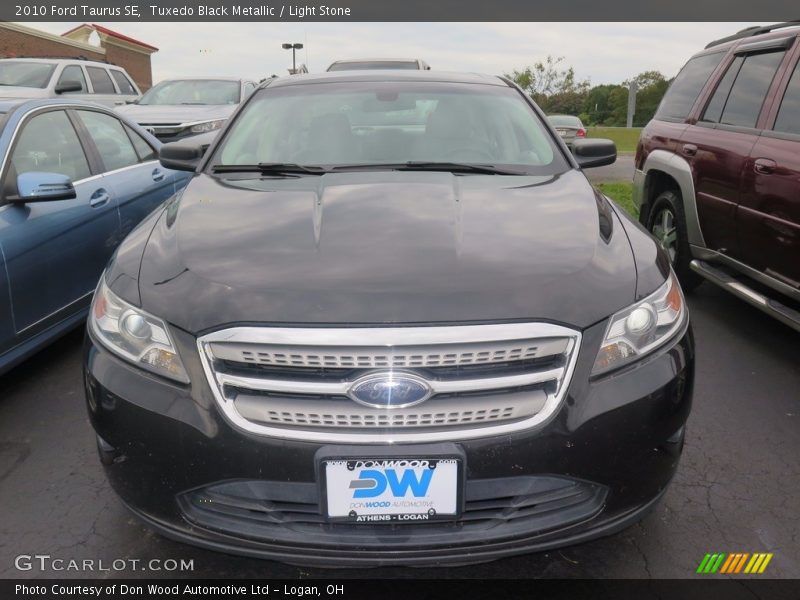 Tuxedo Black Metallic / Light Stone 2010 Ford Taurus SE
