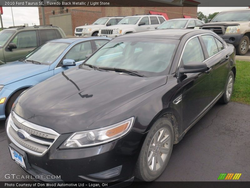 Tuxedo Black Metallic / Light Stone 2010 Ford Taurus SE