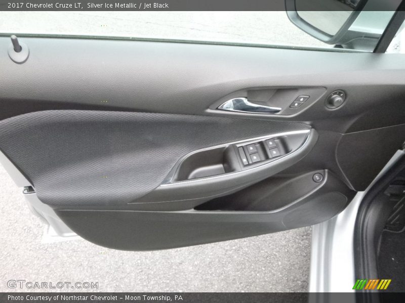 Silver Ice Metallic / Jet Black 2017 Chevrolet Cruze LT