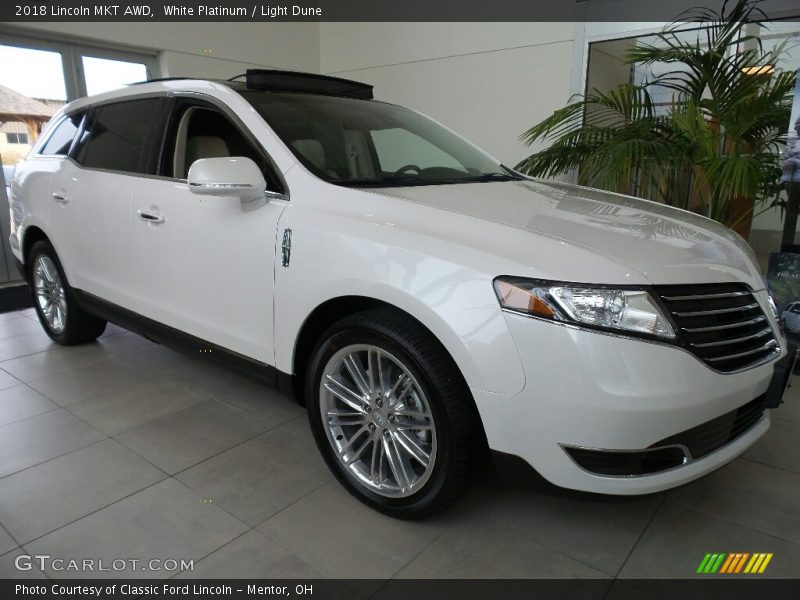Front 3/4 View of 2018 MKT AWD