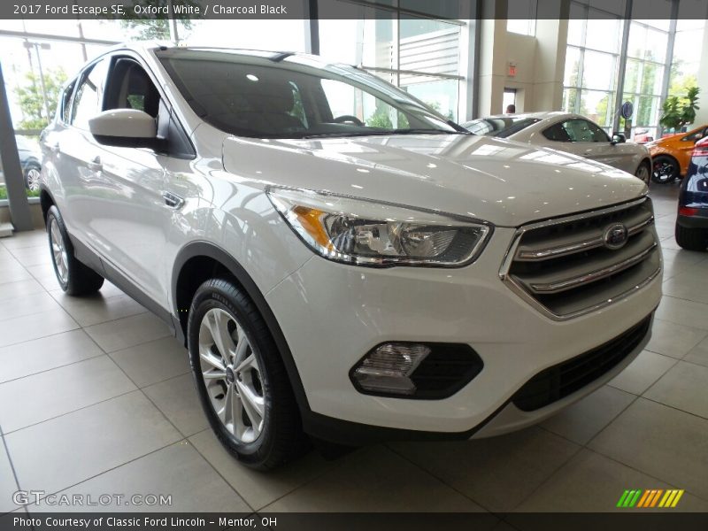 Oxford White / Charcoal Black 2017 Ford Escape SE