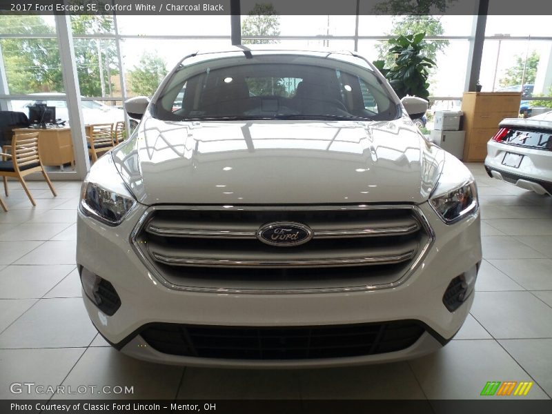 Oxford White / Charcoal Black 2017 Ford Escape SE