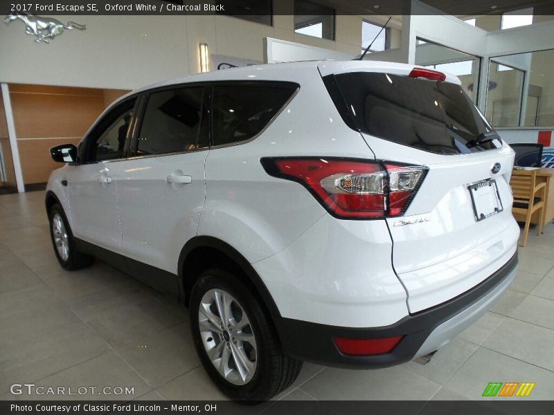 Oxford White / Charcoal Black 2017 Ford Escape SE