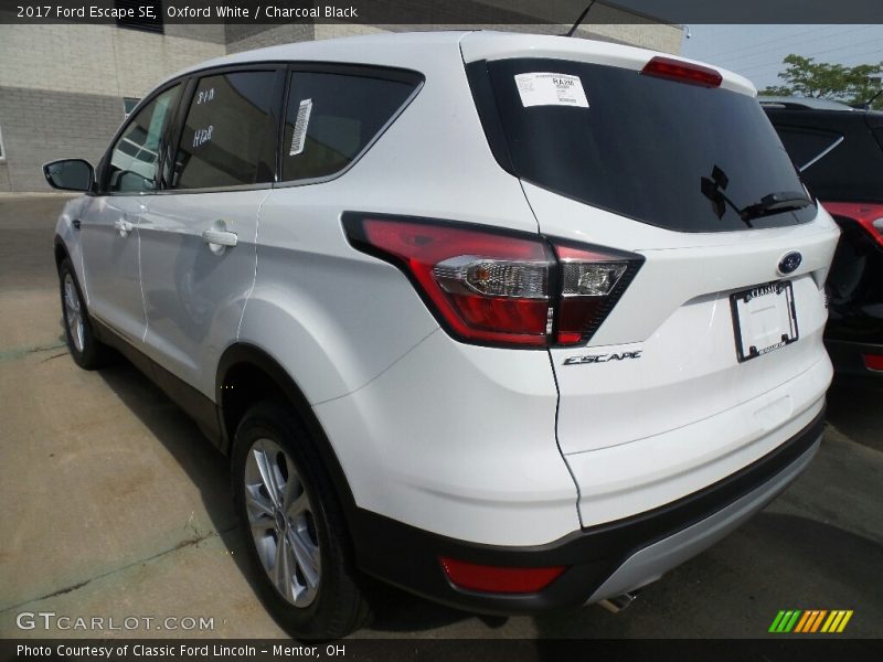 Oxford White / Charcoal Black 2017 Ford Escape SE