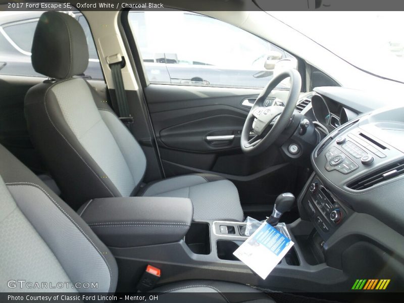 Oxford White / Charcoal Black 2017 Ford Escape SE