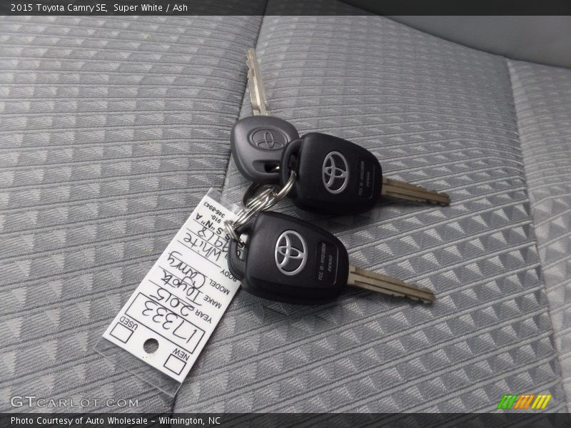 Super White / Ash 2015 Toyota Camry SE