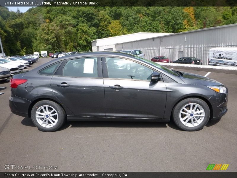 Magnetic / Charcoal Black 2017 Ford Focus SE Sedan