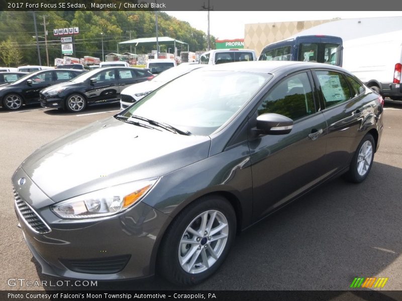 Magnetic / Charcoal Black 2017 Ford Focus SE Sedan