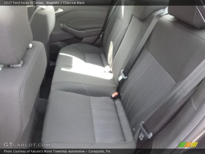 Magnetic / Charcoal Black 2017 Ford Focus SE Sedan