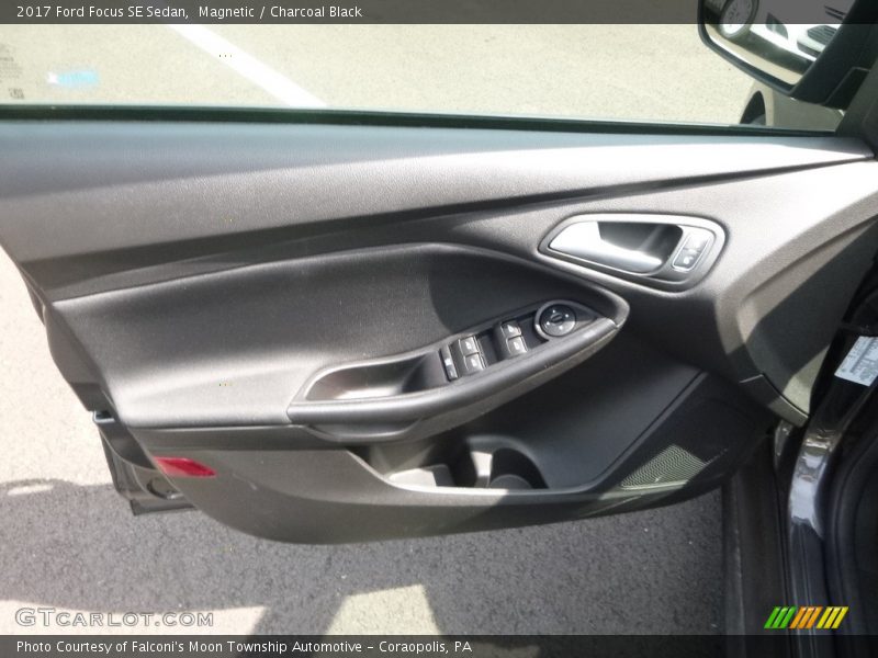 Magnetic / Charcoal Black 2017 Ford Focus SE Sedan
