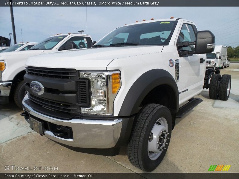 Oxford White / Medium Earth Gray 2017 Ford F550 Super Duty XL Regular Cab Chassis
