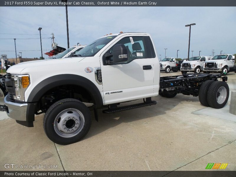 Oxford White / Medium Earth Gray 2017 Ford F550 Super Duty XL Regular Cab Chassis