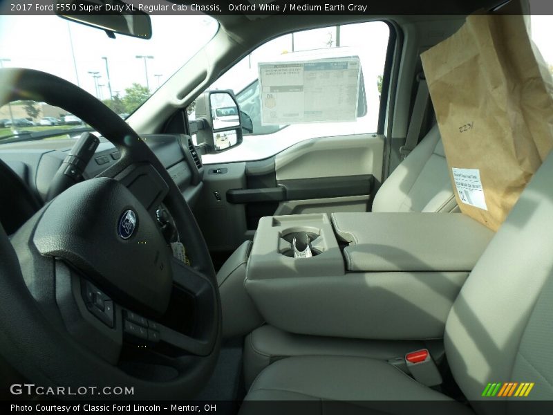 Oxford White / Medium Earth Gray 2017 Ford F550 Super Duty XL Regular Cab Chassis